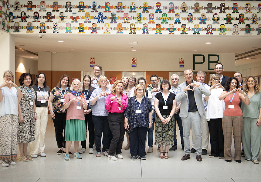 Grup de experts en el hall de la Facultat de Formació del Professorat